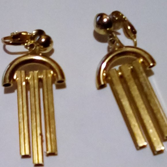 Gold Tone Vintage Clip On Earring - Picture 3 of 4